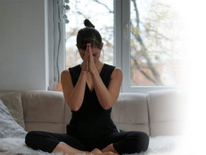 Meditation. Frau faltet die Hände